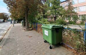 Kozarcu pet kontejnera, trimer i puhaljka za lišće