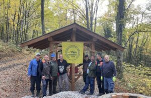 Izgrađena nadstrešnica i spomen ploča na izletištu Bukovac