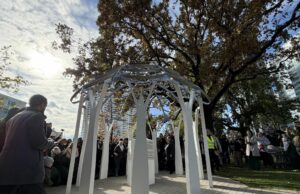 U Beču otkriveno spomen-obilježje “Cvijet Srebrenice”