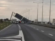 Srbija: Ogromna konstrukcija s putokazima pala na saobraćajnicu autoputa Beograd – Novi Sad