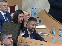 Sanju Vulić sjedila u krilu ministra Amidžića tokom sjednice