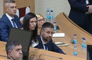 Sanju Vulić sjedila u krilu ministra Amidžića tokom sjednice