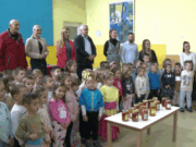 Predstavnici Udruženja „Prva pčela“ posjetili vrtić i darovali med