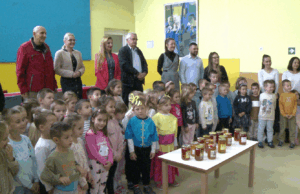 Predstavnici Udruženja „Prva pčela“ posjetili vrtić i darovali med
