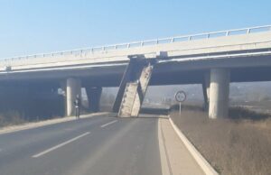 Vozio kamion s podignutom prikolicom, udario u nadvožnjak auto-puta kod Doboja