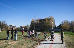 Prijedor: Zasađeno 80 sadnica drveća i ukrasnog žbunja