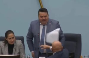 Haos na sjednici NSRS: Radislav Dončić gađao Nenada Stevandića i vikao mu “đubre jedno”