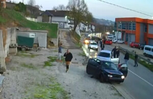 Izazvao udes pa počeo gaziti pješake (VIDEO)