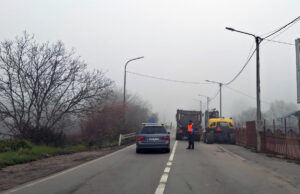 Radovi na sanaciji trotoara u Tukovima, saobraća se jednom trakom