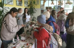 Đaci organizovali prodajnu izložbu raznih predmeta i ukrasa