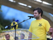 BAČVE S OZNAKOM RADIOAKTIVNOSTI KAO “DOBRODOŠLICA” ANDREJU PLENKOVIĆU U BANJALUCI