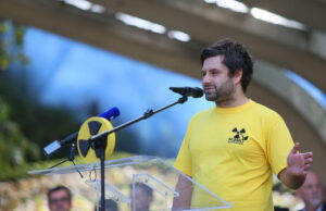 BAČVE S OZNAKOM RADIOAKTIVNOSTI KAO “DOBRODOŠLICA” ANDREJU PLENKOVIĆU U BANJALUCI