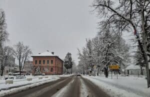 Saobraćaj otežan zbog ugaženog snijega na cesti