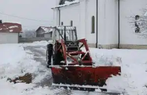 Primjer suživota: Ibro Jahić na Badnji dan očistio portu pravoslavnog hrama u Dubnici