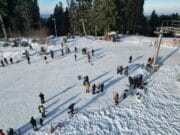 Brojni Prijedorčani uživali u skijanju i zimskim radostima na Kozari (FOTO)