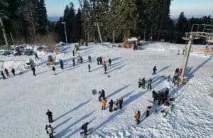 Brojni Prijedorčani uživali u skijanju i zimskim radostima na Kozari (FOTO)