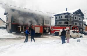 Požar u poslovnom prostoru u Sanskom Mostu