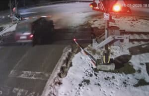 Vozač u Prijedoru probio voznu rampu i prošao kroz crveno (VIDEO)