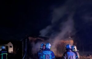 Gorio napušteni objekat u Tomašici, reagovali prijedorski vatrogasci Foto: TVJ Prijedor