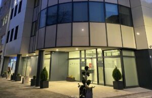 Prijedor: Flašama razbio vitrinu pa dobio stolicu u glavu, obojica optuženi