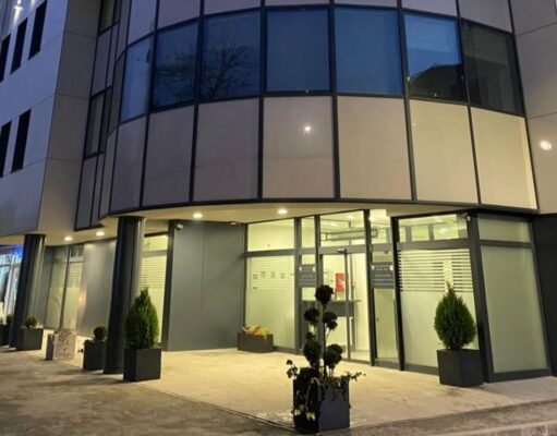 Prijedor: Flašama razbio vitrinu pa dobio stolicu u glavu, obojica optuženi