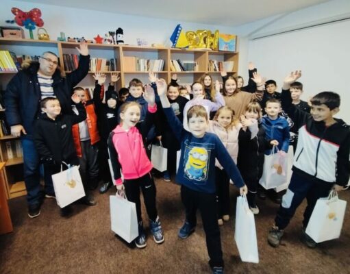 Ramazanski paketići iz Sanskog Mosta uručeni djeci u Hambarinama