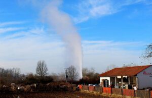 U BiH izbio gejzir, geolog tvrdi da ima nafte