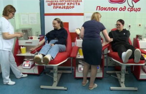 Prijedorski srednjoškolci daruju krv: Oko 180 mladih prvi put učestvuje u humanoj akciji