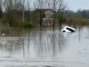 Gomjenica kod Prijedora: Voda nosila auto i vozača (VIDEO)
