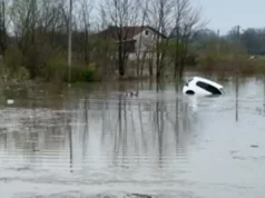 Gomjenica kod Prijedora: Voda nosila auto i vozača (VIDEO)