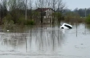 Gomjenica kod Prijedora: Voda nosila auto i vozača (VIDEO)