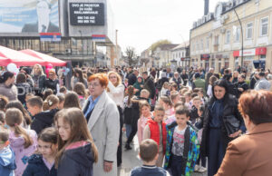 Bajram u znaku zajedništva: U Dubici podijeljene baklave na gradskom trgu