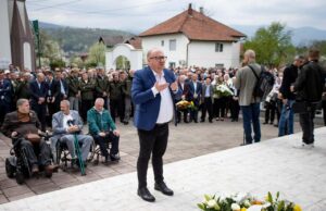 Spahić položio cvijeće i odao počast nevino stradalima u Ahmićima