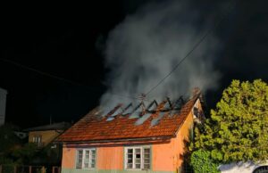 Više prijedorskih vatrogasaca gasilo požar na kući u Prijedoru