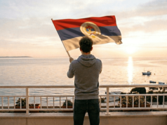 Na balkonu mahao zastavom RS pa protjeran iz Hrvatske
