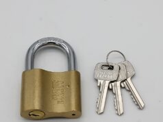 Znate li čemu služi mala rupa na dnu katanca?