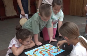 Predškolci vrtića „Radosti“ kroz igru otkrivali svijet slova u Muzeju Kozare