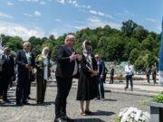 Spahic položio cvijeće u Memorijalnom centru Potočari