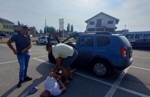 Srbijanac uhapšen u Prijedoru: Ometačem signala zaključavanja, krao iz vozila na parkinzima