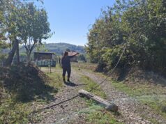 Mještani Čarakova mjesec dana čekaju radnike prijedorske elektro-distribucije: Kablovi pod naponom ostali na putu i u dvorištima