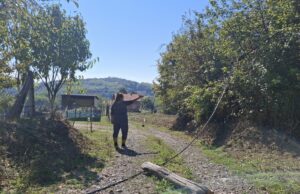 Mještani Čarakova mjesec dana čekaju radnike prijedorske elektro-distribucije: Kablovi pod naponom ostali na putu i u dvorištima