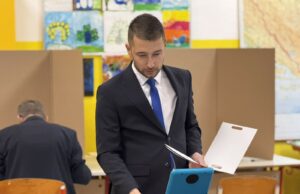 Begić među prvim političarima koji su jutros glasali na Opštim izborima