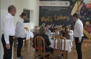 Iz školske kuhinje na trpeze Prijedorčana: Učenici pripremaju jela, građani uživaju u obrocima